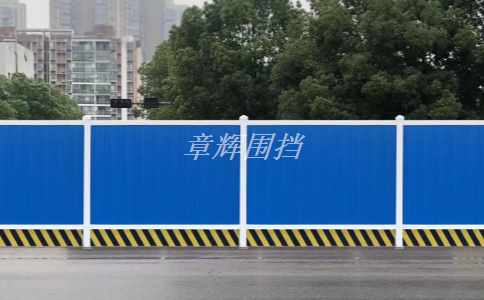 簡(jiǎn)易圍擋的材料和工藝如何選擇，以滿足防水、防火等要求？